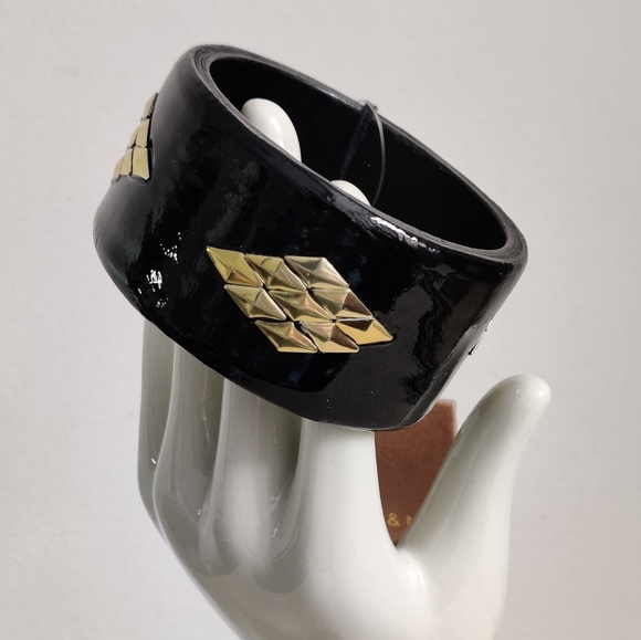 SALE 2/$29 Matt and Nat black and gold lacquer bracelet - Picture 1 of 12